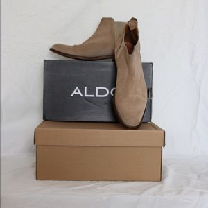 Tan suede Chelsea boots
